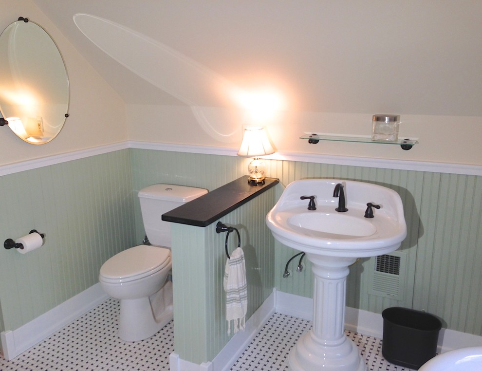 Идея дизайна: большая главная ванная комната в классическом стиле с раковиной с пьедесталом, столешницей из талькохлорита, ванной на ножках, душем без бортиков, раздельным унитазом, белой плиткой, плиткой кабанчик, зелеными стенами и полом из мозаичной плитки