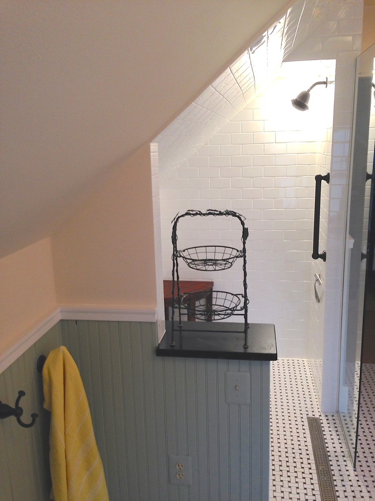 Foto på ett stort vintage en-suite badrum, med ett piedestal handfat, bänkskiva i täljsten, ett badkar med tassar, en kantlös dusch, en toalettstol med separat cisternkåpa, vit kakel, tunnelbanekakel, gröna väggar och mosaikgolv