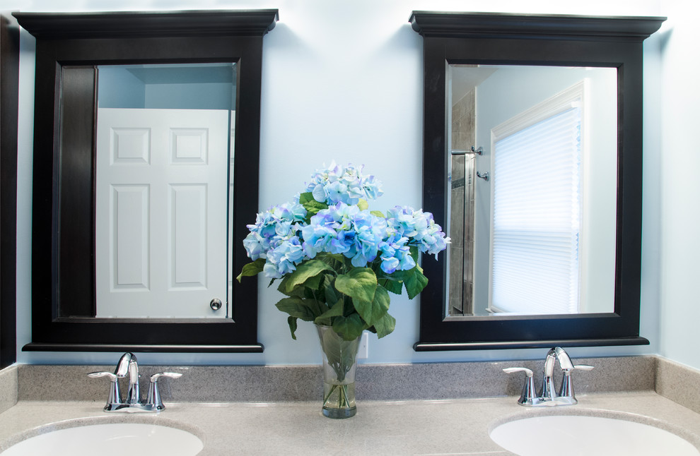 Bild på ett mellanstort vintage badrum med dusch, med ett integrerad handfat, en toalettstol med separat cisternkåpa, keramikplattor, skåp i shakerstil, svarta skåp, en dusch i en alkov, beige kakel, blå kakel, blå väggar, kalkstensgolv och bänkskiva i kvarts