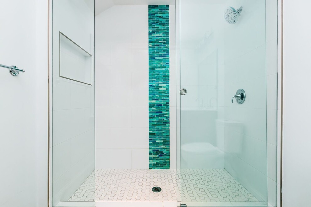 ボルチモアにある中くらいなトラディショナルスタイルのおしゃれなバスルーム (浴槽なし) (落し込みパネル扉のキャビネット、濃色木目調キャビネット、バリアフリー、分離型トイレ、青いタイル、緑のタイル、白いタイル、白い壁、無垢フローリング、一体型シンク、人工大理石カウンター) の写真