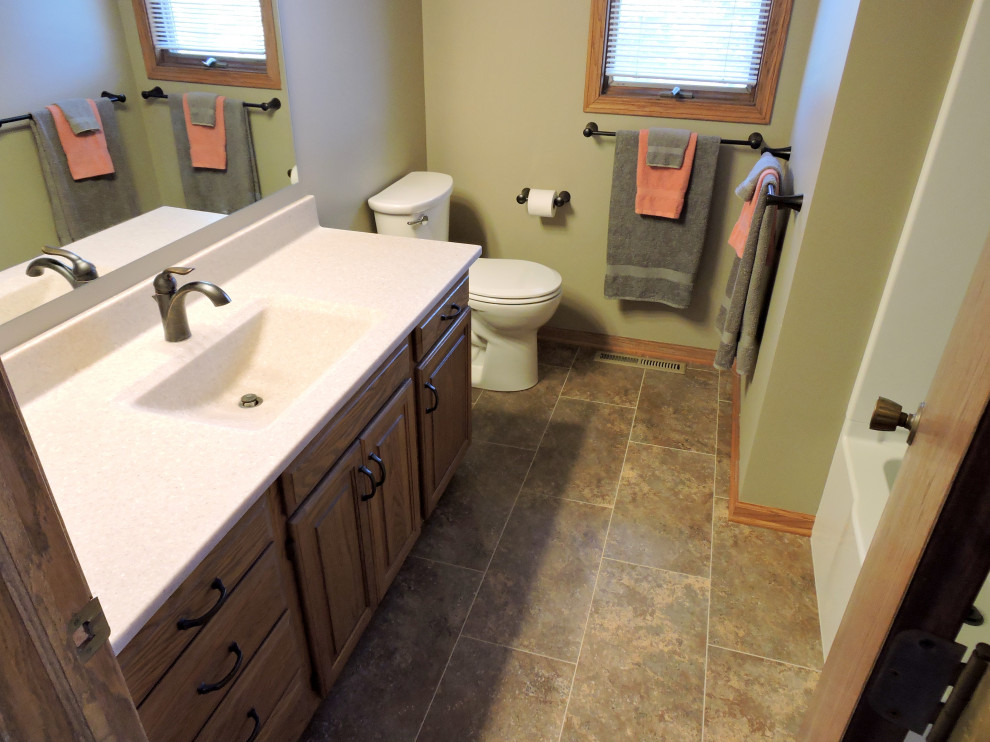 Exempel på ett mellanstort klassiskt beige beige badrum, med luckor med upphöjd panel, skåp i mellenmörkt trä, ett badkar i en alkov, en dusch/badkar-kombination, en toalettstol med separat cisternkåpa, beige väggar, vinylgolv, ett integrerad handfat, bänkskiva i onyx, brunt golv och dusch med duschdraperi