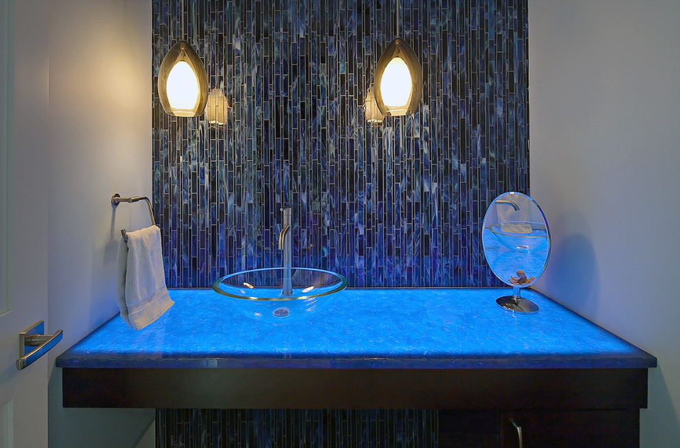 Imagen de cuarto de baño actual de tamaño medio con lavabo sobreencimera, baldosas y/o azulejos azules, azulejos en listel y paredes grises