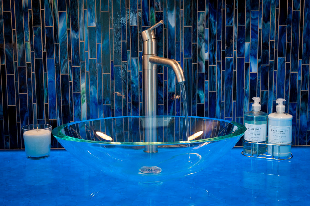 Свежая идея для дизайна: ванная комната среднего размера в современном стиле с настольной раковиной, синей плиткой и удлиненной плиткой - отличное фото интерьера