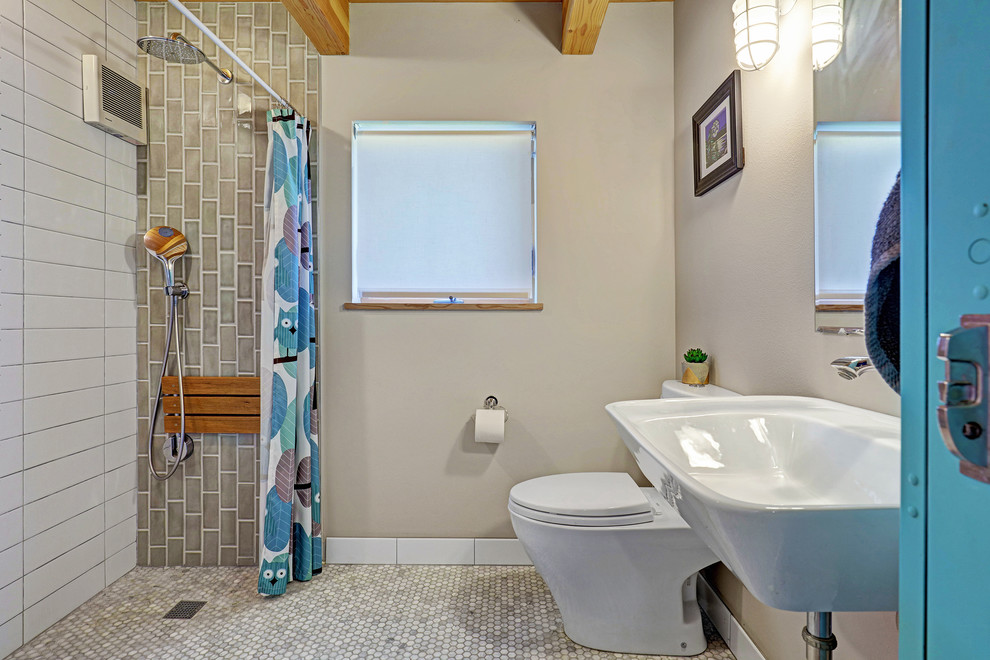 Пример оригинального дизайна: маленькая ванная комната в стиле неоклассика (современная классика) с двойным душем, раздельным унитазом, белой плиткой, плиткой из сланца, бежевыми стенами, полом из керамической плитки, подвесной раковиной, серым полом и шторкой для ванной для на участке и в саду