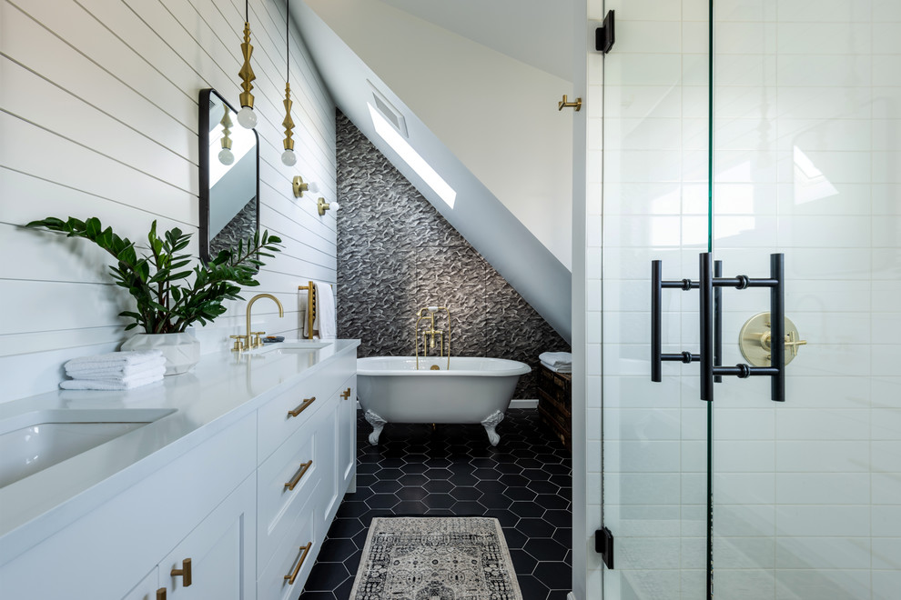 Inspiration för lantliga vitt badrum, med vita skåp, ett badkar med tassar, en dusch i en alkov, vita väggar, ett undermonterad handfat, svart golv, dusch med gångjärnsdörr, luckor med infälld panel, grå kakel och vit kakel