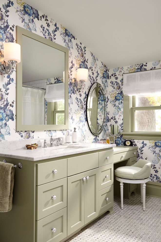 Идея дизайна: ванная комната в классическом стиле с зелеными фасадами и разноцветными стенами