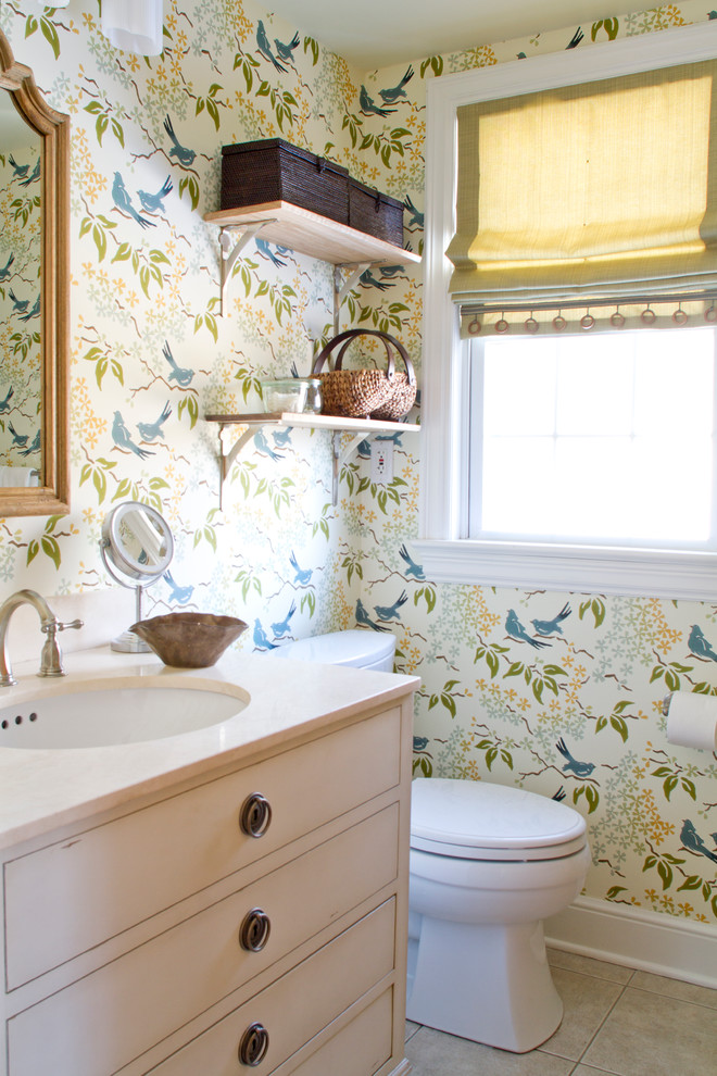 Immagine di una stanza da bagno classica con lavabo sottopiano, ante lisce e ante beige