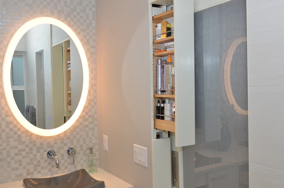Свежая идея для дизайна: маленькая главная ванная комната в стиле модернизм с плоскими фасадами, белыми фасадами, отдельно стоящей ванной, душевой комнатой, унитазом-моноблоком, серой плиткой, керамической плиткой, серыми стенами, полом из керамической плитки, настольной раковиной, столешницей из искусственного камня, белым полом, открытым душем и серой столешницей для на участке и в саду - отличное фото интерьера
