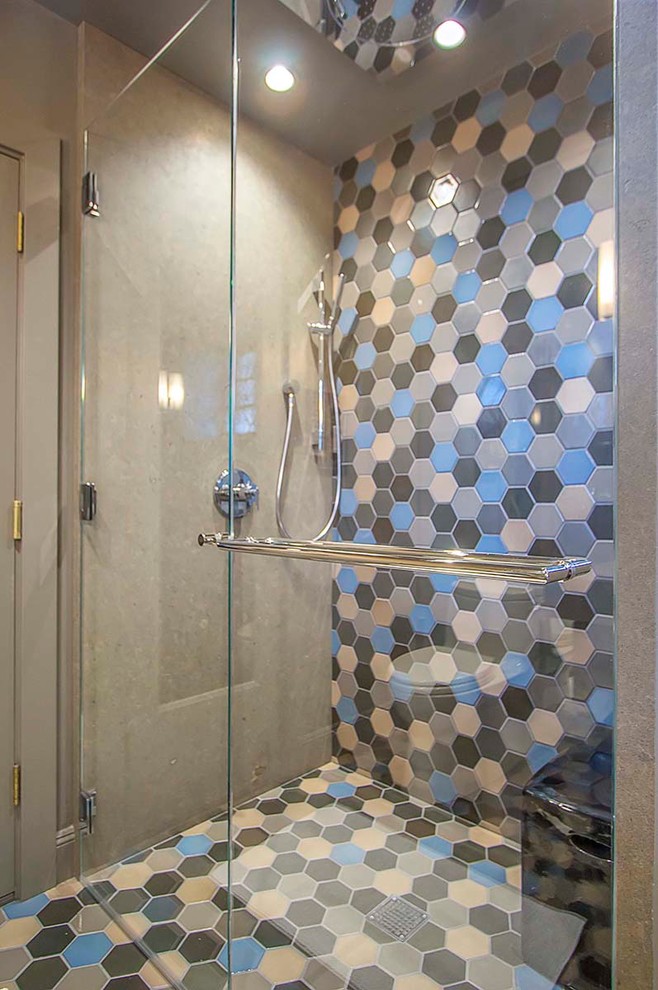 Idee per una stanza da bagno con doccia minimalista di medie dimensioni con ante lisce, ante grigie, doccia alcova, pareti beige, pavimento in gres porcellanato, lavabo sottopiano, pavimento multicolore e porta doccia a battente