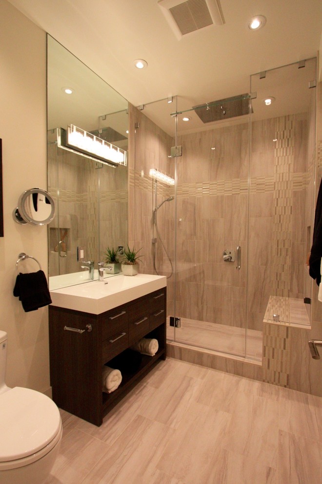 Modernes Badezimmer En Suite mit flächenbündigen Schrankfronten, dunklen Holzschränken, Duschnische, beiger Wandfarbe, Porzellan-Bodenfliesen, integriertem Waschbecken, Quarzit-Waschtisch, beigem Boden und Falttür-Duschabtrennung in San Francisco