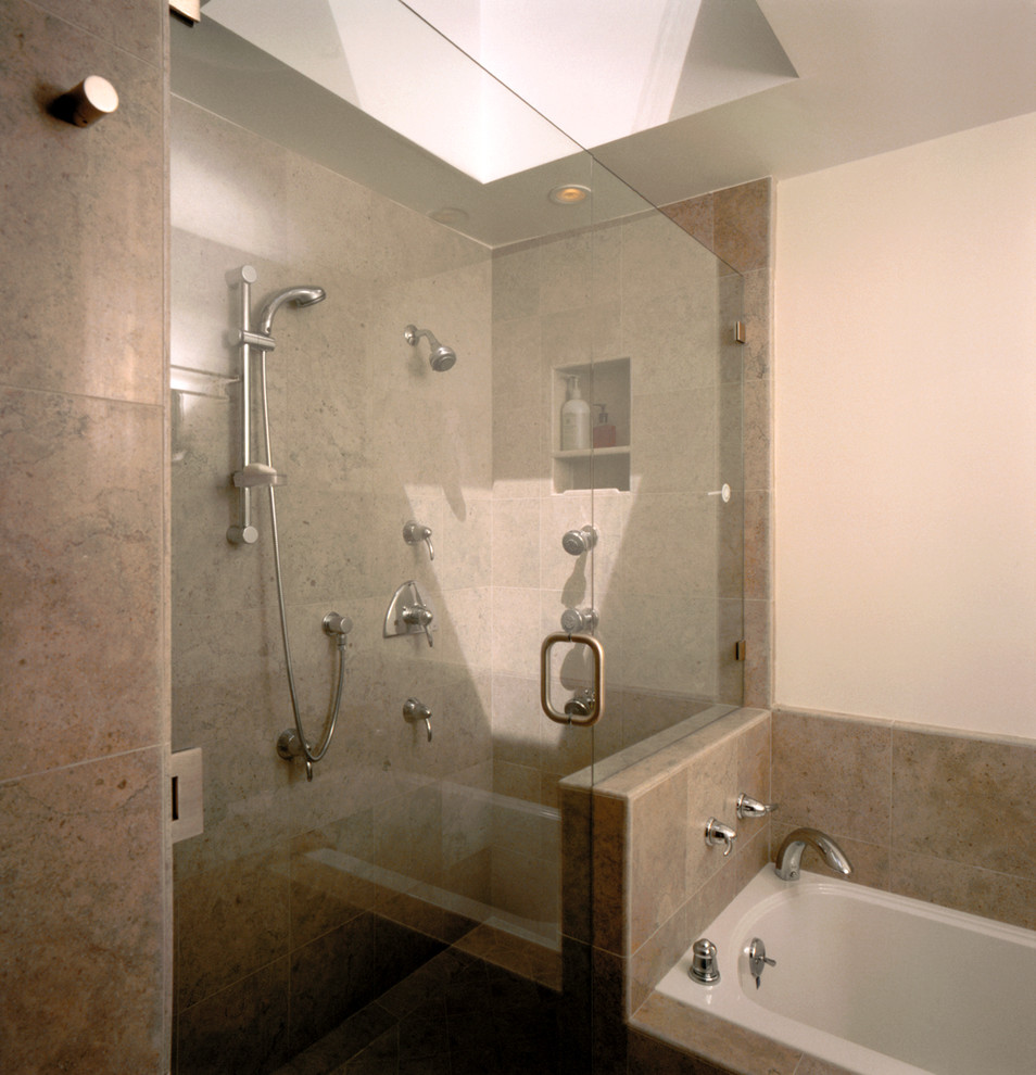 Esempio di una stanza da bagno padronale design di medie dimensioni con vasca da incasso, doccia doppia, WC monopezzo, lavabo sottopiano, ante lisce, ante in legno bruno, porta doccia a battente e top in granito