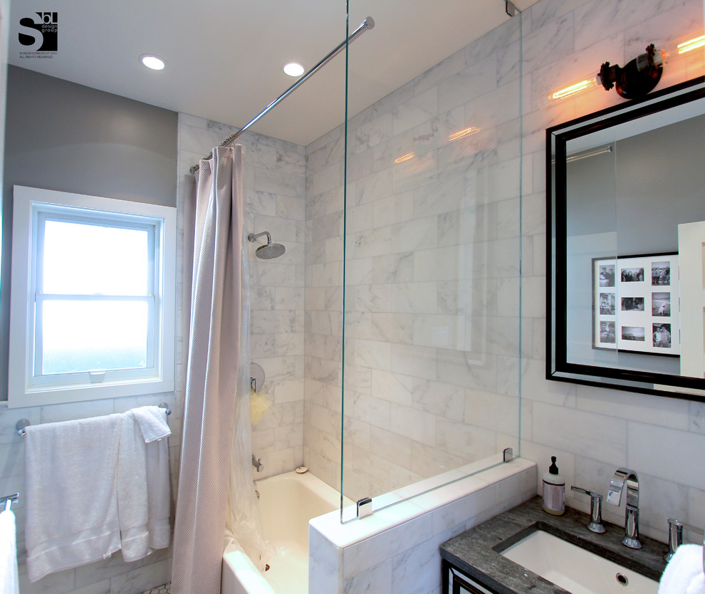 Идея дизайна: маленькая ванная комната в современном стиле с ванной в нише, душем над ванной, серыми стенами, полом из мозаичной плитки, душевой кабиной, врезной раковиной, столешницей из талькохлорита, белым полом и шторкой для ванной для на участке и в саду