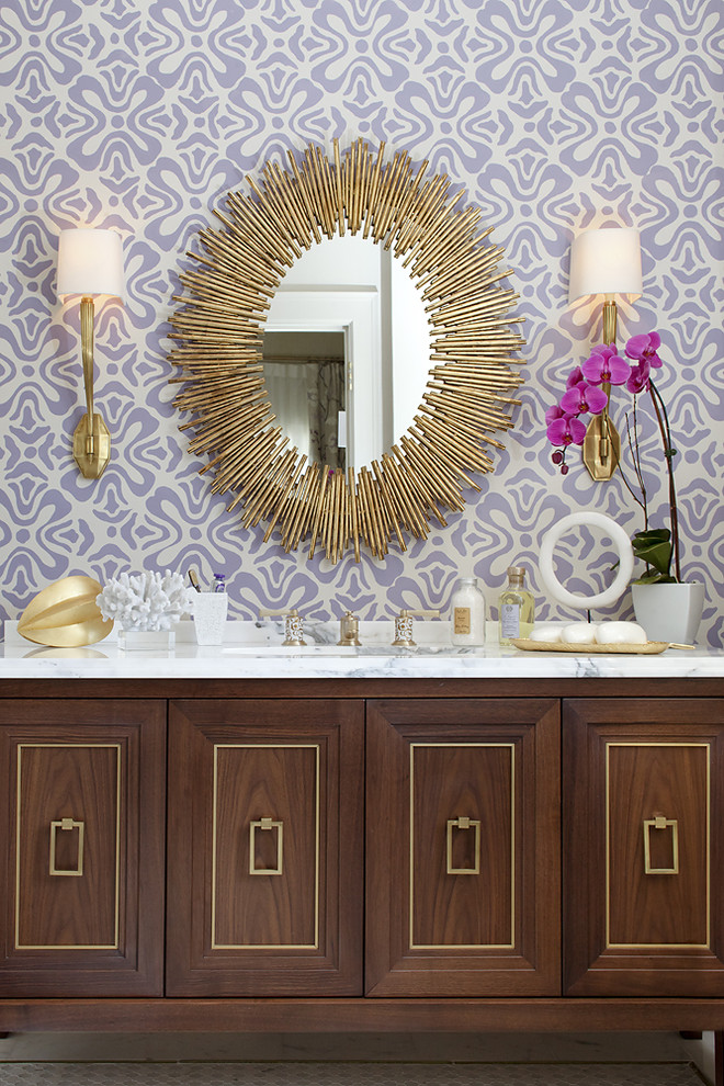 Immagine di una stanza da bagno minimal con pareti viola, ante in legno bruno e ante con riquadro incassato