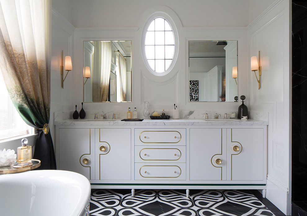 Ejemplo de cuarto de baño tradicional con armarios con paneles lisos y puertas de armario blancas