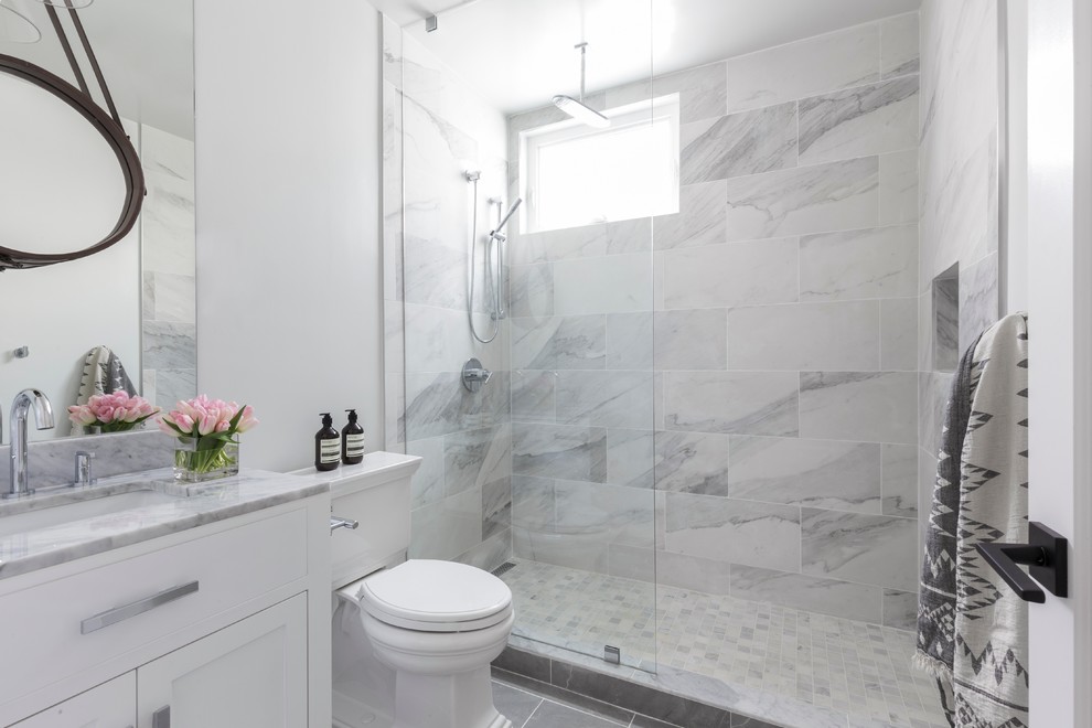 Ispirazione per una stanza da bagno con doccia moderna di medie dimensioni con ante in stile shaker, ante bianche e piastrelle in pietra