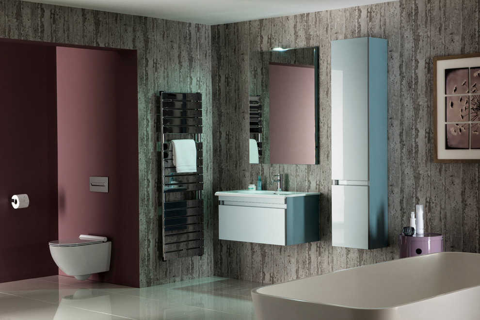Foto de cuarto de baño contemporáneo de tamaño medio con lavabo suspendido, puertas de armario blancas, bañera exenta y sanitario de pared