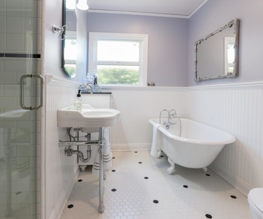 Idéer för ett mellanstort shabby chic-inspirerat en-suite badrum, med ett badkar med tassar, en dusch i en alkov, vit kakel, tunnelbanekakel, klinkergolv i porslin, ett väggmonterat handfat, bänkskiva i akrylsten, vitt golv, dusch med gångjärnsdörr, möbel-liknande, vita skåp, en toalettstol med separat cisternkåpa och grå väggar