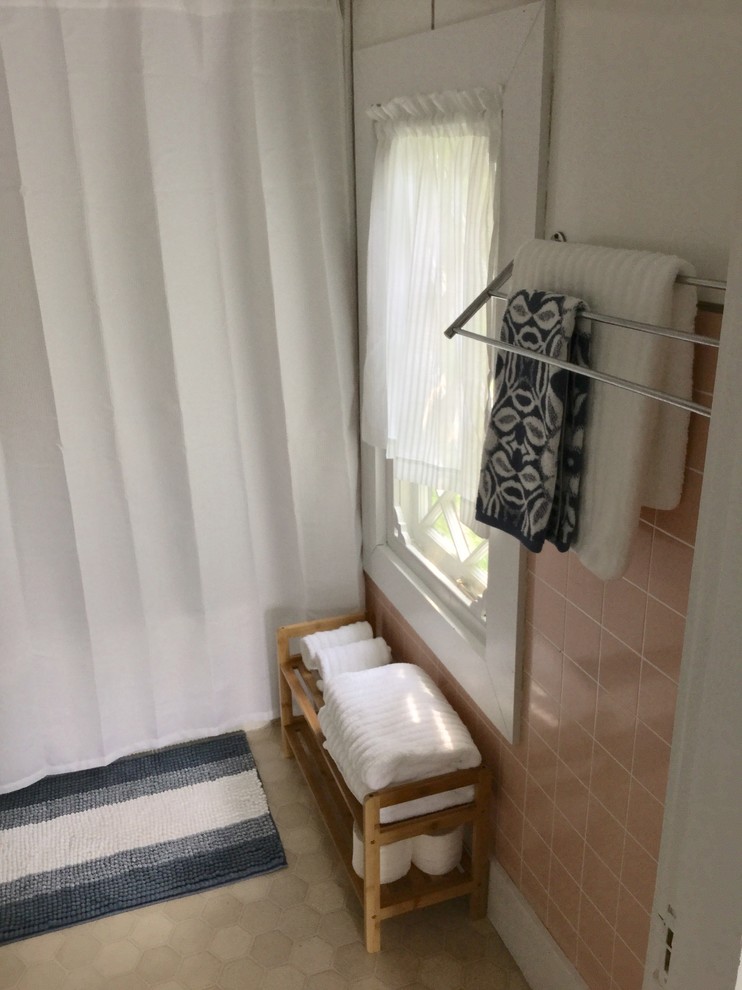 ポートランド(メイン)にあるシャビーシック調のおしゃれな浴室の写真