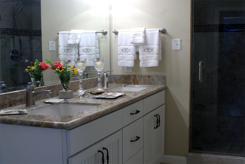Foto på ett mellanstort vintage badrum med dusch, med luckor med upphöjd panel, vita skåp, grå väggar, klinkergolv i keramik, ett undermonterad handfat, granitbänkskiva och beiget golv