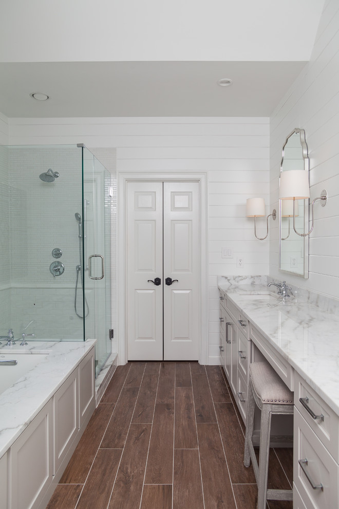 Idéer för att renovera ett mellanstort lantligt vit vitt en-suite badrum, med skåp i shakerstil, grå skåp, ett undermonterat badkar, en öppen dusch, en toalettstol med separat cisternkåpa, vit kakel, keramikplattor, vita väggar, klinkergolv i porslin, ett undermonterad handfat, marmorbänkskiva, brunt golv och dusch med gångjärnsdörr