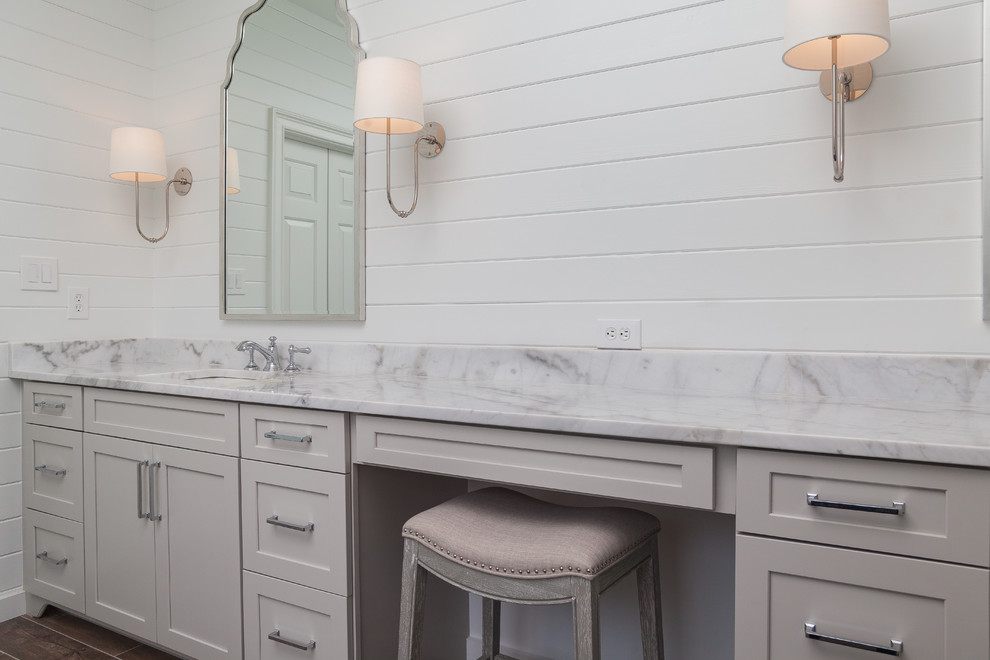 Inspiration för ett mellanstort lantligt vit vitt en-suite badrum, med skåp i shakerstil, grå skåp, ett undermonterat badkar, en öppen dusch, en toalettstol med separat cisternkåpa, vit kakel, keramikplattor, vita väggar, klinkergolv i porslin, ett undermonterad handfat, marmorbänkskiva, brunt golv och dusch med gångjärnsdörr