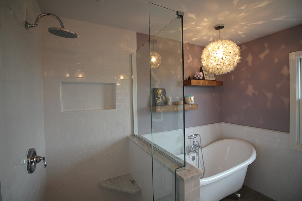 Идея дизайна: главная ванная комната среднего размера в стиле шебби-шик с фасадами в стиле шейкер, белыми фасадами, ванной на ножках, душем в нише, унитазом-моноблоком, белой плиткой, плиткой кабанчик, фиолетовыми стенами, полом из керамогранита, врезной раковиной и мраморной столешницей