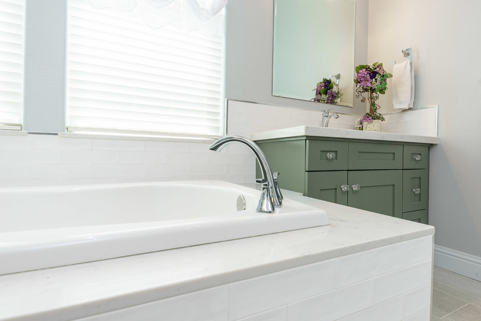 Свежая идея для дизайна: главная ванная комната среднего размера в стиле шебби-шик с фасадами в стиле шейкер, зелеными фасадами, угловой ванной, угловым душем, унитазом-моноблоком, белой плиткой, плиткой кабанчик, серыми стенами, полом из терракотовой плитки, врезной раковиной, мраморной столешницей, серым полом, душем с распашными дверями и белой столешницей - отличное фото интерьера