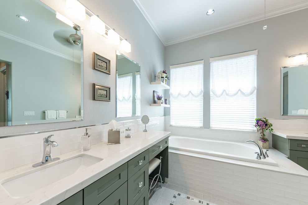 Идея дизайна: главная ванная комната среднего размера в стиле шебби-шик с фасадами в стиле шейкер, зелеными фасадами, угловой ванной, унитазом-моноблоком, белой плиткой, плиткой кабанчик, серыми стенами, полом из терракотовой плитки, врезной раковиной, мраморной столешницей, серым полом, душем с распашными дверями, белой столешницей и душем без бортиков
