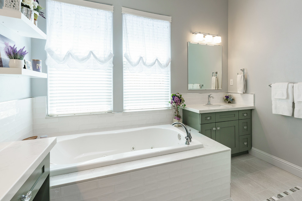 Источник вдохновения для домашнего уюта: главная ванная комната среднего размера в стиле шебби-шик с фасадами в стиле шейкер, зелеными фасадами, угловой ванной, унитазом-моноблоком, белой плиткой, плиткой кабанчик, серыми стенами, полом из терракотовой плитки, врезной раковиной, мраморной столешницей, серым полом, душем с распашными дверями, белой столешницей и душем без бортиков