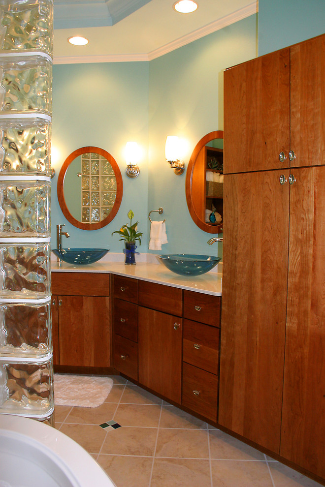Esempio di una stanza da bagno padronale shabby-chic style con lavabo a bacinella, ante lisce, ante in legno scuro, vasca freestanding, piastrelle beige e pareti blu