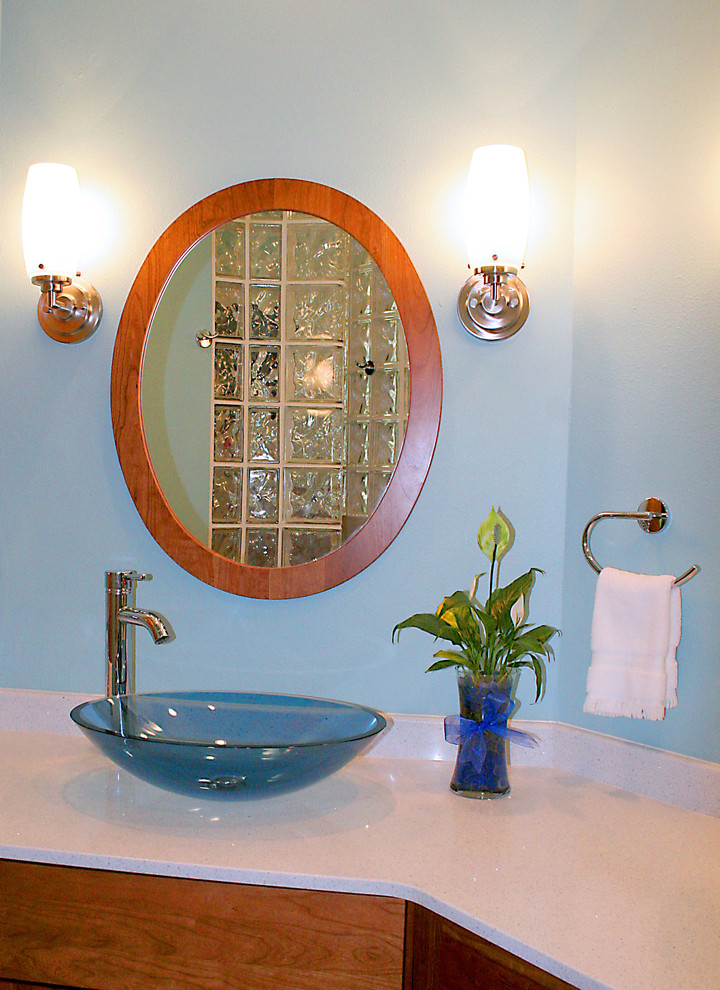 Idee per una stanza da bagno padronale stile shabby con lavabo a bacinella, ante in legno scuro, vasca freestanding, doccia aperta, piastrelle beige, pareti blu e ante lisce