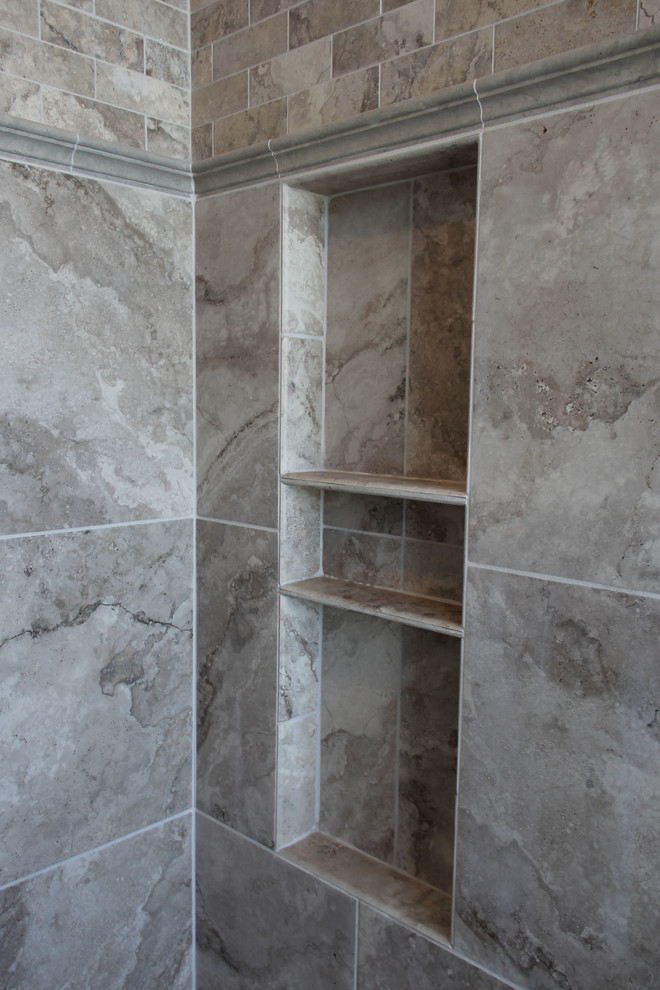 Idéer för att renovera ett stort shabby chic-inspirerat en-suite badrum, med en kantlös dusch, beige kakel, porslinskakel och dusch med gångjärnsdörr