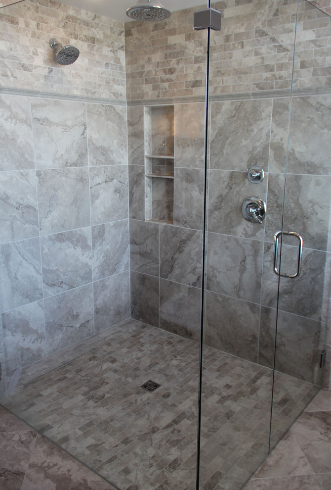 Diseño de cuarto de baño principal romántico grande con ducha a ras de suelo, baldosas y/o azulejos beige, baldosas y/o azulejos de porcelana y ducha con puerta con bisagras