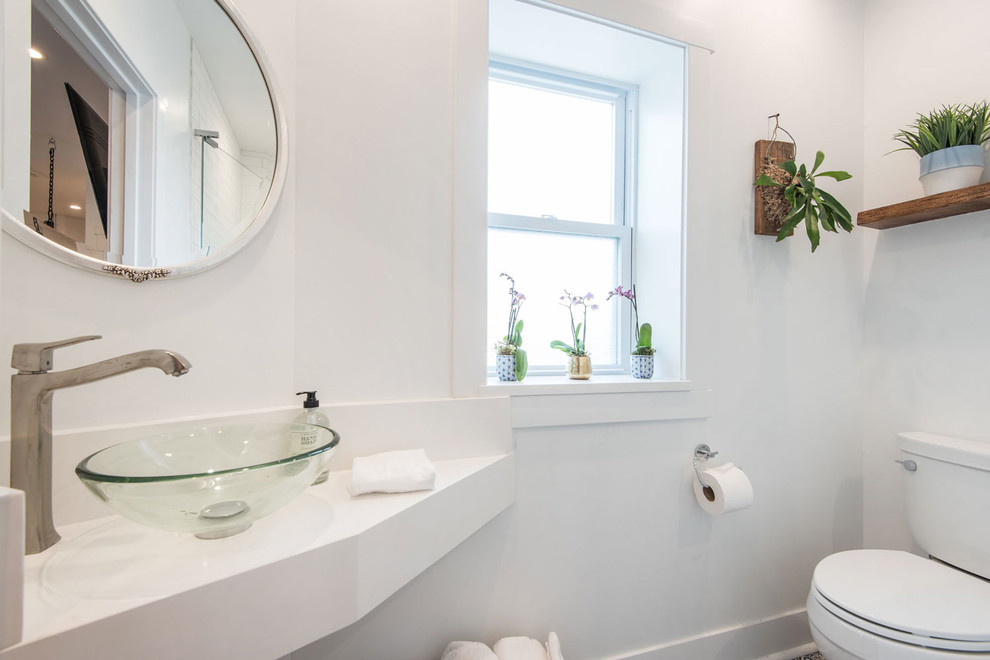 Источник вдохновения для домашнего уюта: главная ванная комната среднего размера в современном стиле с душем в нише, унитазом-моноблоком, белой плиткой, плиткой кабанчик, белыми стенами, полом из мозаичной плитки, настольной раковиной, столешницей из бетона, душем с распашными дверями и белой столешницей