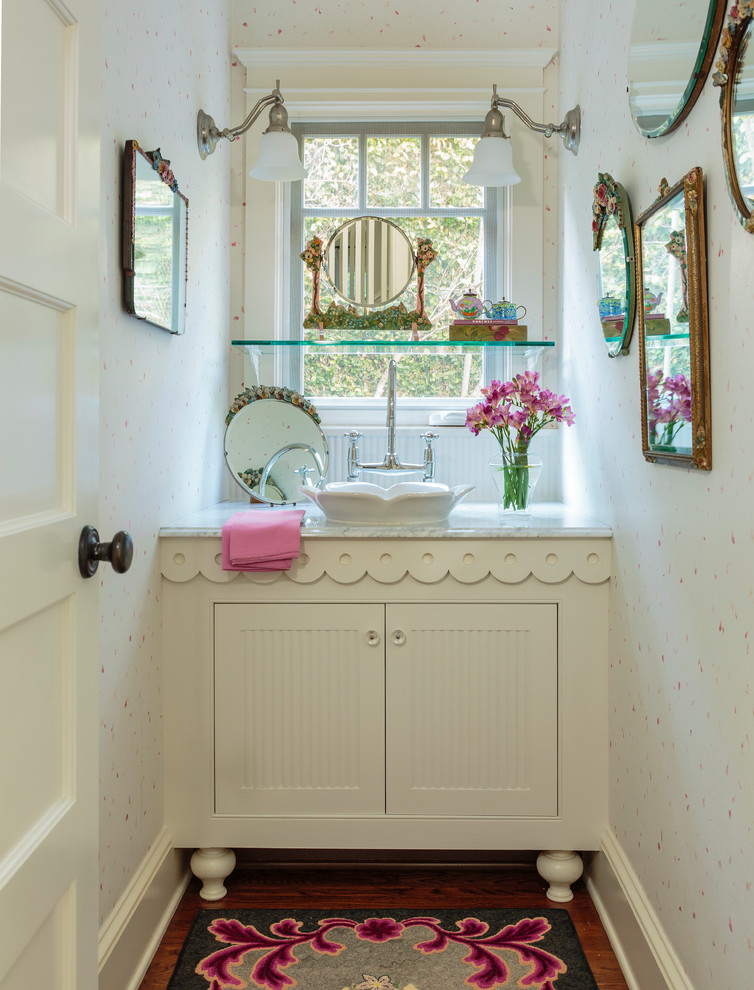 Пример оригинального дизайна: маленькая ванная комната в стиле шебби-шик с фасадами в стиле шейкер, белыми фасадами, душевой кабиной, настольной раковиной, мраморной столешницей, разноцветными стенами и темным паркетным полом для на участке и в саду