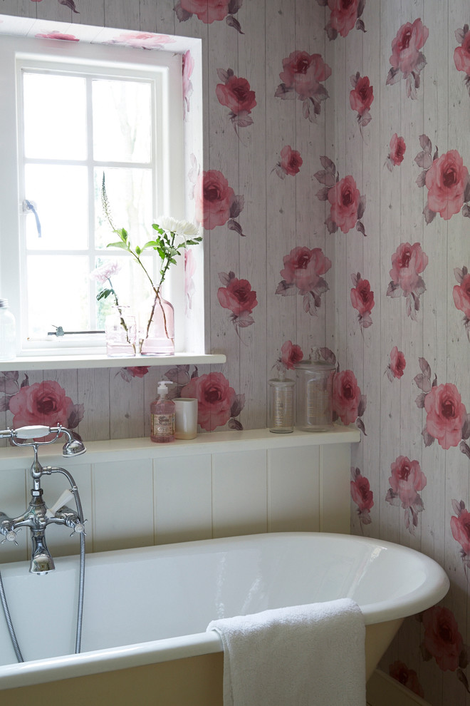 Foto de cuarto de baño principal romántico pequeño con bañera con patas y paredes multicolor