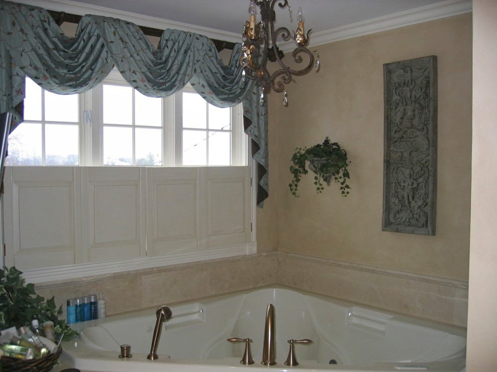 На фото: большая главная ванная комната в классическом стиле с угловой ванной и бежевыми стенами