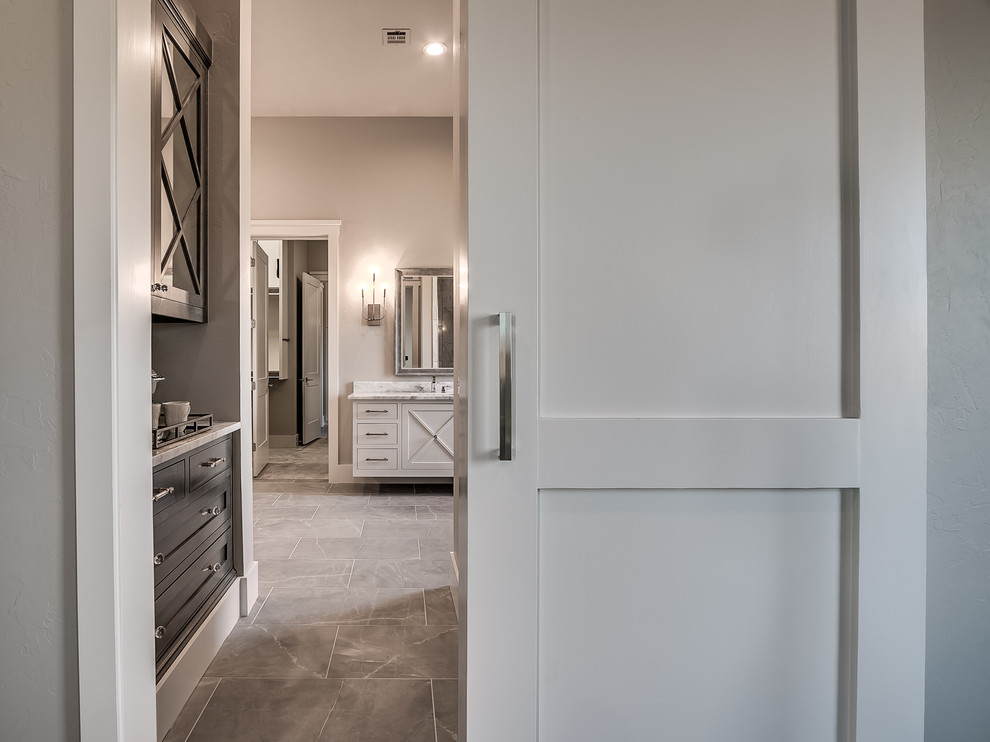 Exemple d'une salle de bain chic avec un placard à porte shaker, des portes de placard grises, un sol en carrelage de céramique et un plan de toilette en granite.