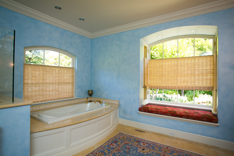 Exempel på ett stort klassiskt gul gult en-suite badrum, med ett platsbyggt badkar, en öppen dusch, vit kakel, gul kakel, keramikplattor, blå väggar, klinkergolv i porslin, bänkskiva i kalksten, gult golv och med dusch som är öppen