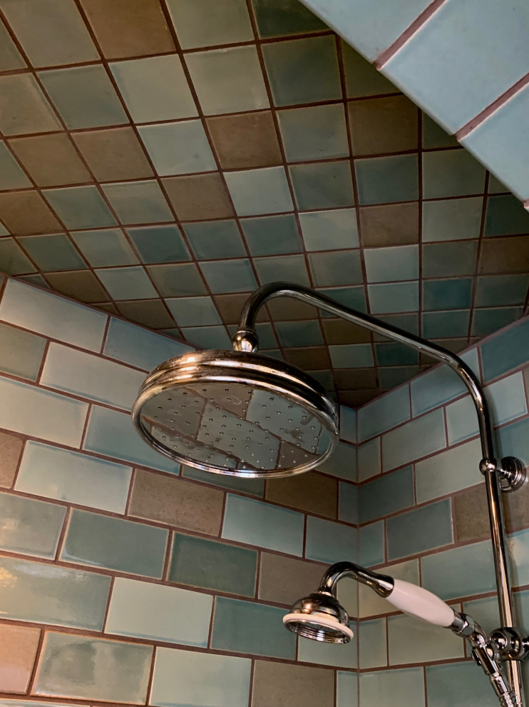 Inredning av ett klassiskt litet badrum med dusch, med en dusch i en alkov, en toalettstol med hel cisternkåpa, blå kakel, keramikplattor, blå väggar, klinkergolv i keramik, ett piedestal handfat, grönt golv och dusch med gångjärnsdörr