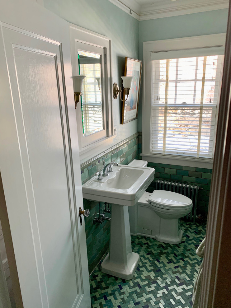 На фото: маленькая ванная комната в классическом стиле с душем в нише, синей плиткой, керамической плиткой, душевой кабиной, душем с распашными дверями, унитазом-моноблоком, синими стенами, полом из керамической плитки, раковиной с пьедесталом, зеленым полом, сиденьем для душа и тумбой под одну раковину для на участке и в саду