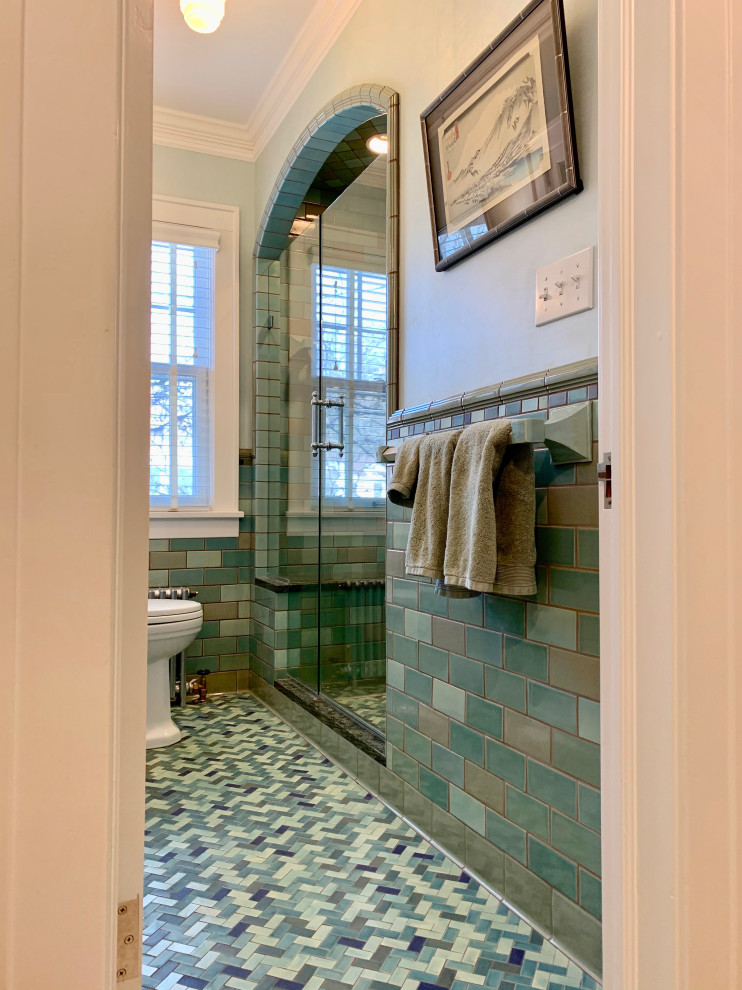 Источник вдохновения для домашнего уюта: маленькая ванная комната в классическом стиле с душем в нише, синей плиткой, керамической плиткой, синими стенами, полом из керамической плитки, душевой кабиной, зеленым полом, душем с распашными дверями, сиденьем для душа, тумбой под одну раковину, унитазом-моноблоком и раковиной с пьедесталом для на участке и в саду