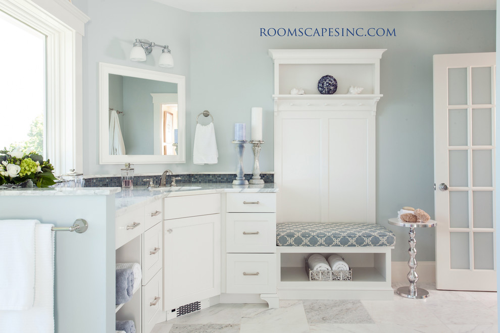 Geräumiges Klassisches Badezimmer En Suite mit Unterbauwaschbecken, Schrankfronten mit vertiefter Füllung, weißen Schränken, Marmor-Waschbecken/Waschtisch, blauen Fliesen, Glasfliesen, blauer Wandfarbe und Marmorboden in Boston