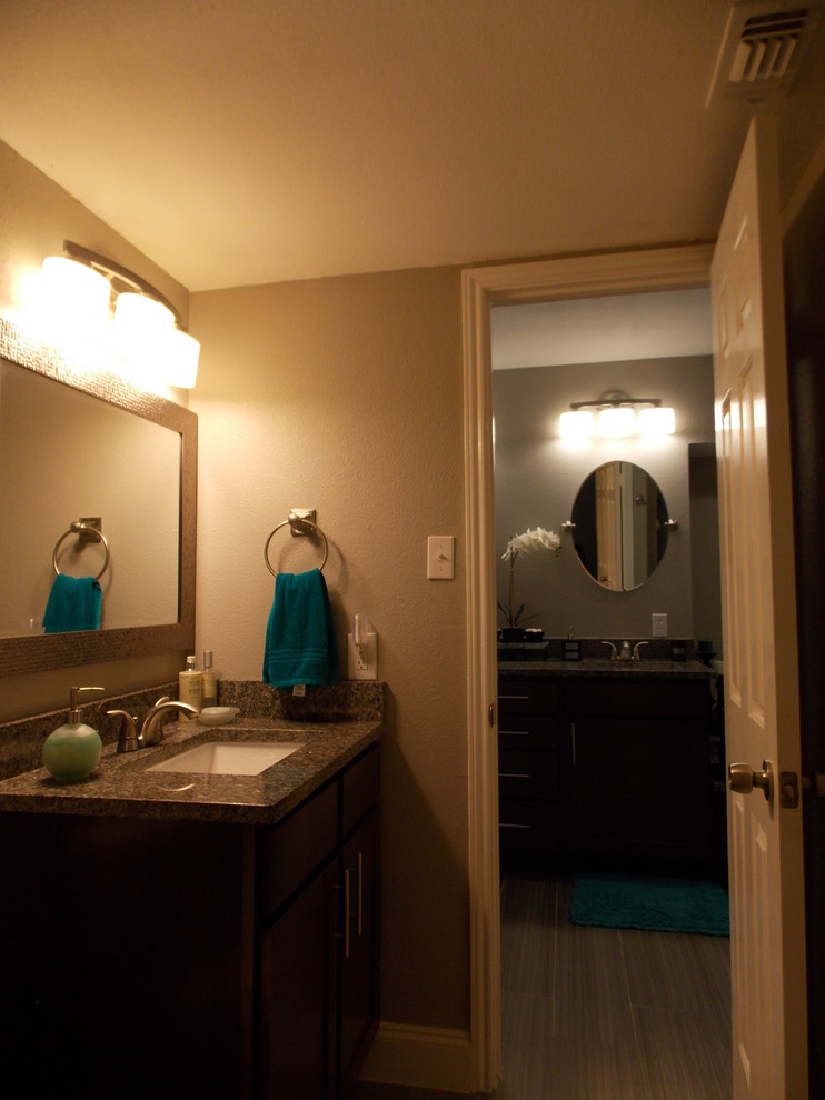 Inspiration för ett mellanstort funkis en-suite badrum, med släta luckor, grå skåp, ett badkar i en alkov, en dubbeldusch, en toalettstol med separat cisternkåpa, grå kakel, porslinskakel, grå väggar, klinkergolv i porslin, ett undermonterad handfat och granitbänkskiva