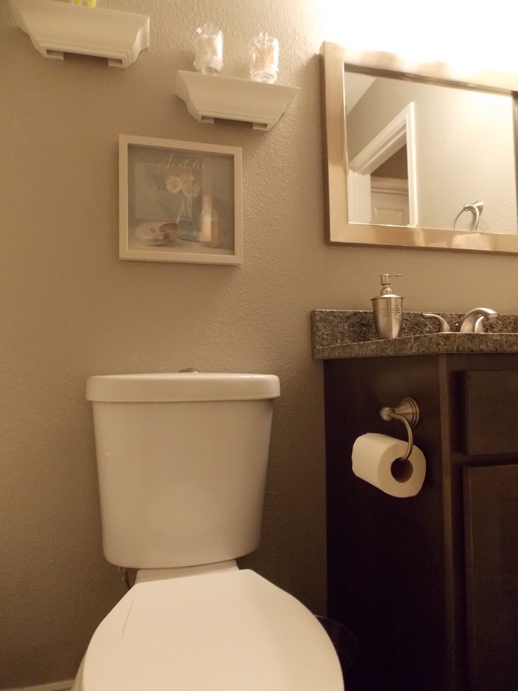 Exemple d'une petite salle de bain tendance pour enfant avec un placard à porte plane, des portes de placard grises, une baignoire en alcôve, un combiné douche/baignoire, WC séparés, un carrelage gris, des carreaux de porcelaine, un mur gris, un sol en carrelage de porcelaine, un lavabo encastré et un plan de toilette en granite.