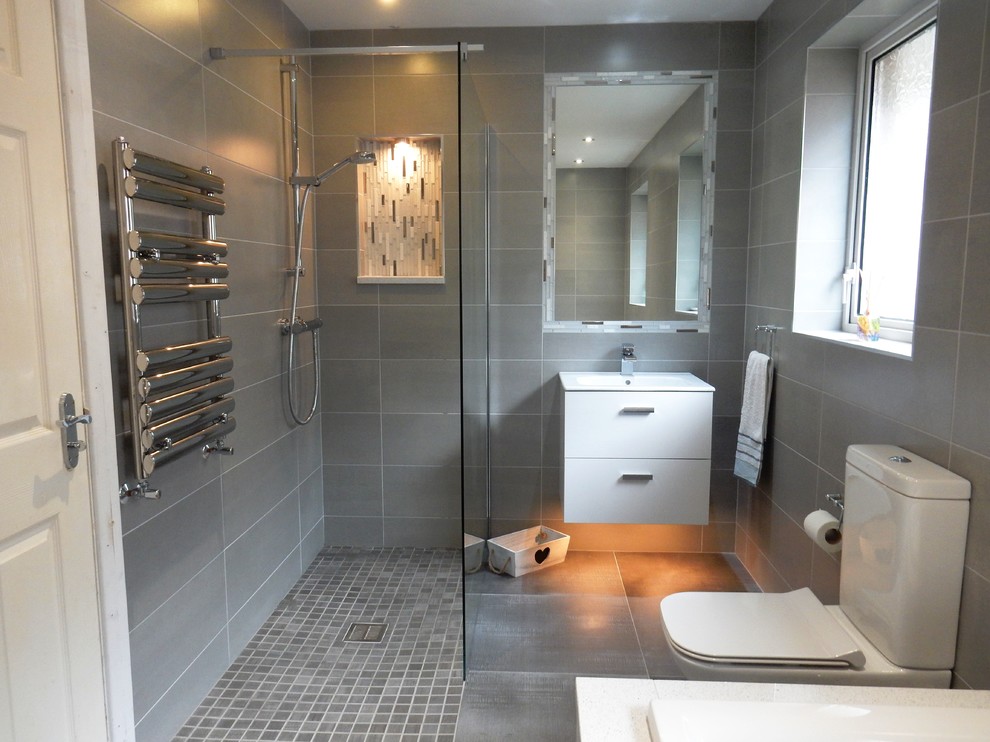 Exemple d'une salle de bain tendance de taille moyenne pour enfant avec une baignoire posée et un plan de toilette en quartz.