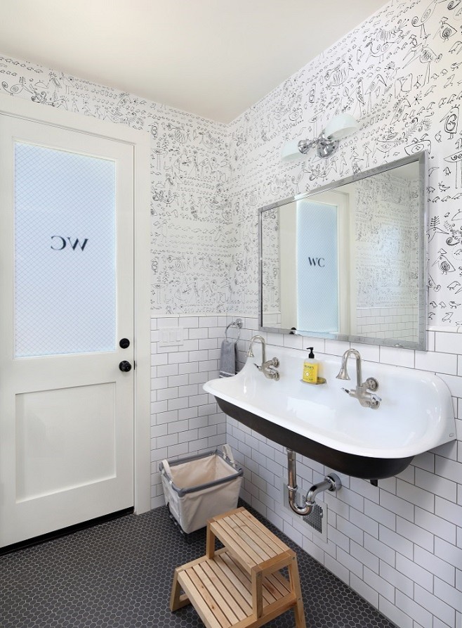 Inspiration för ett lantligt badrum för barn, med ett avlångt handfat, vit kakel och tunnelbanekakel