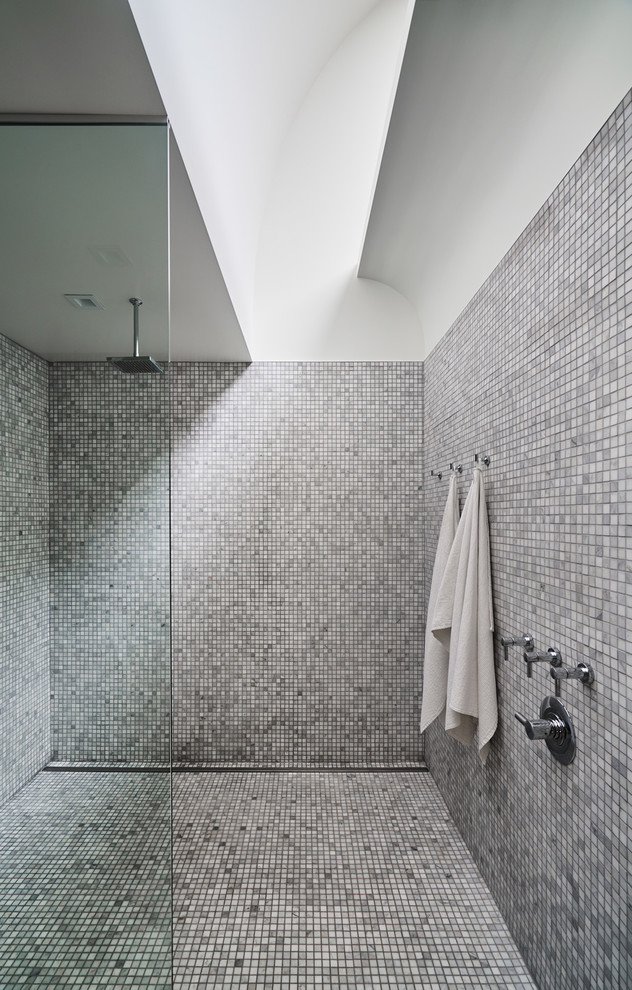 Ejemplo de cuarto de baño actual con ducha a ras de suelo, baldosas y/o azulejos grises, baldosas y/o azulejos en mosaico, paredes blancas, suelo con mosaicos de baldosas, suelo gris y ducha abierta