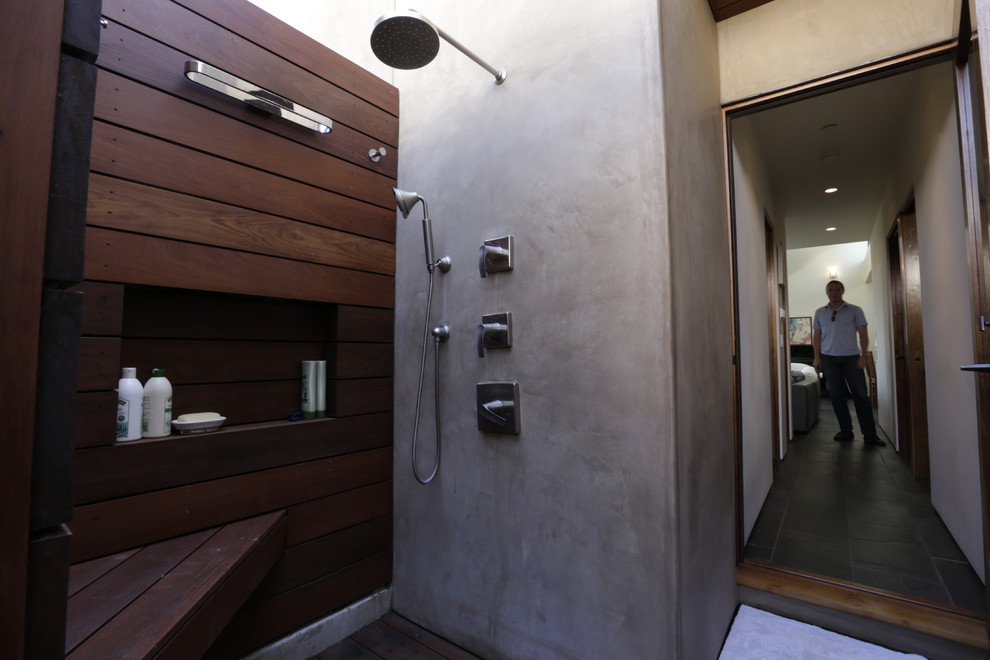 Réalisation d'une petite salle de bain design en bois brun avec un plan de toilette en bois, une douche ouverte, un mur beige et un sol en bois brun.