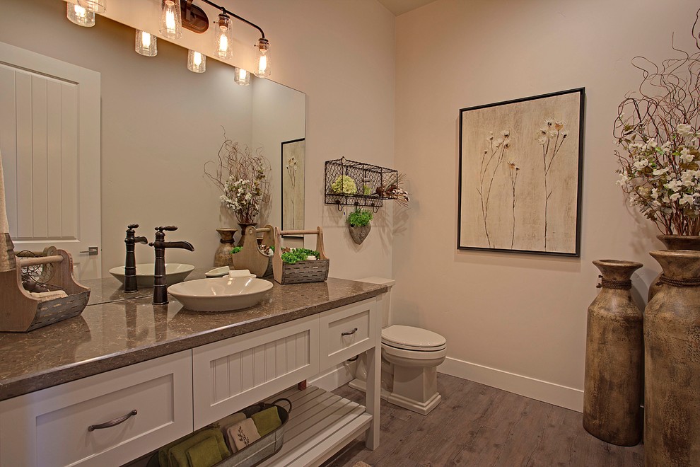 Idéer för ett stort klassiskt badrum, med skåp i shakerstil, grå skåp, vinylgolv, ett fristående handfat och bänkskiva i kvarts